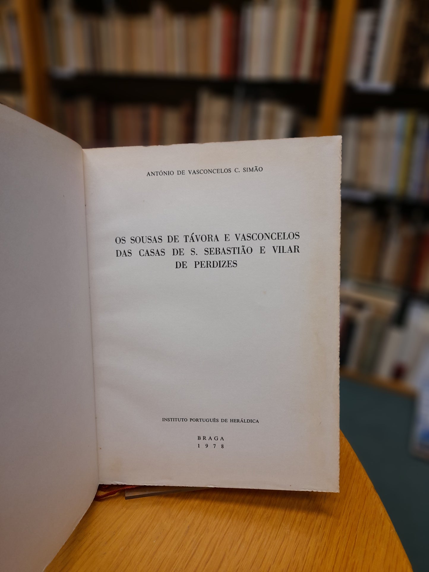 OS SOUSAS DE TÁVORA E VASCONCELOS DAS CASAS DE S. SEBASTIÃO E VILAR DE PERDIZES