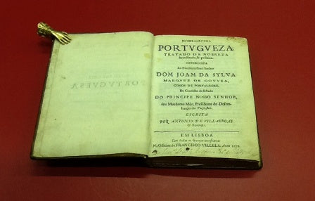 NOBILIARCHIA/ PORTUGUEZA/ TRATADO DA NOBREZA/ HEREDITARIA, POLITICA./ OFFERECIDA/ AO EXCELLENTISSIMO SENHOR/ DOM JOAM DA SYLVA/ MARQUEZ DE GOUVEA,/ CONDE DE PORTALEGRE,/ DO CONSELHO DE ESTADO/ DO PRINCIPE NOSSO SENHOR,/ SEU MORDOMO MÔR, PRESIDENTE