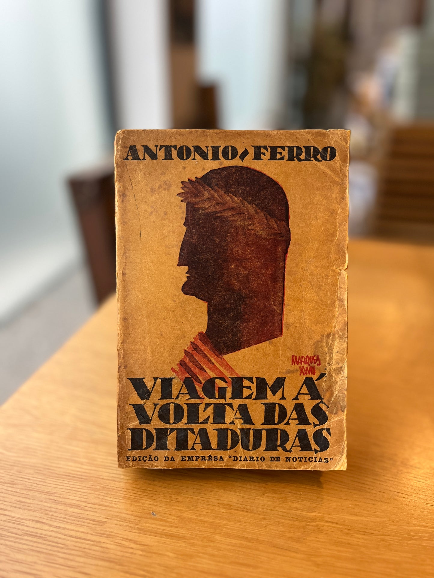 VIAGEM À VOLTA DAS DITADURAS