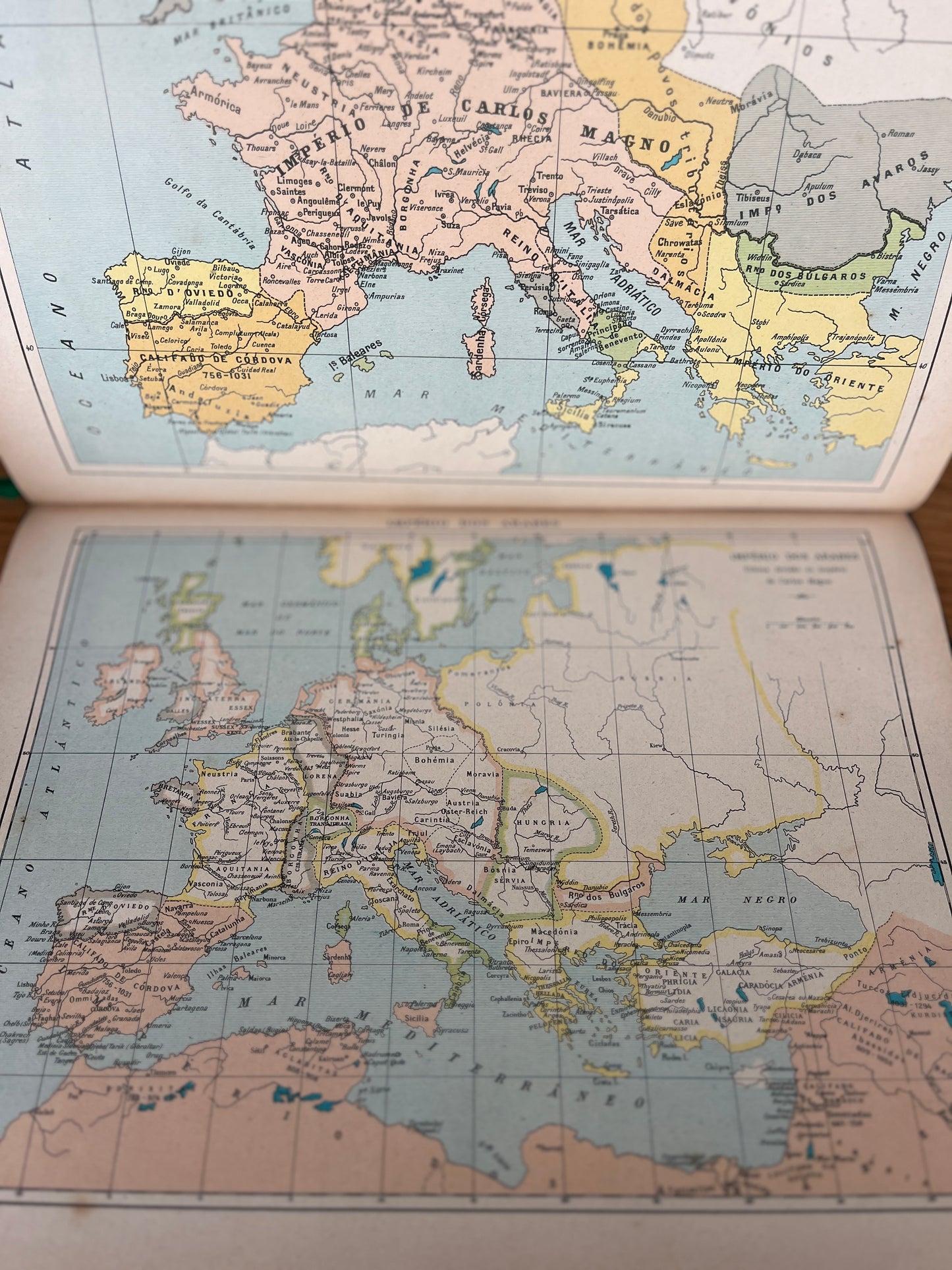 NOVO ATLAS UNIVERSAL DE GEOGRAFIA E HISTÓRIA