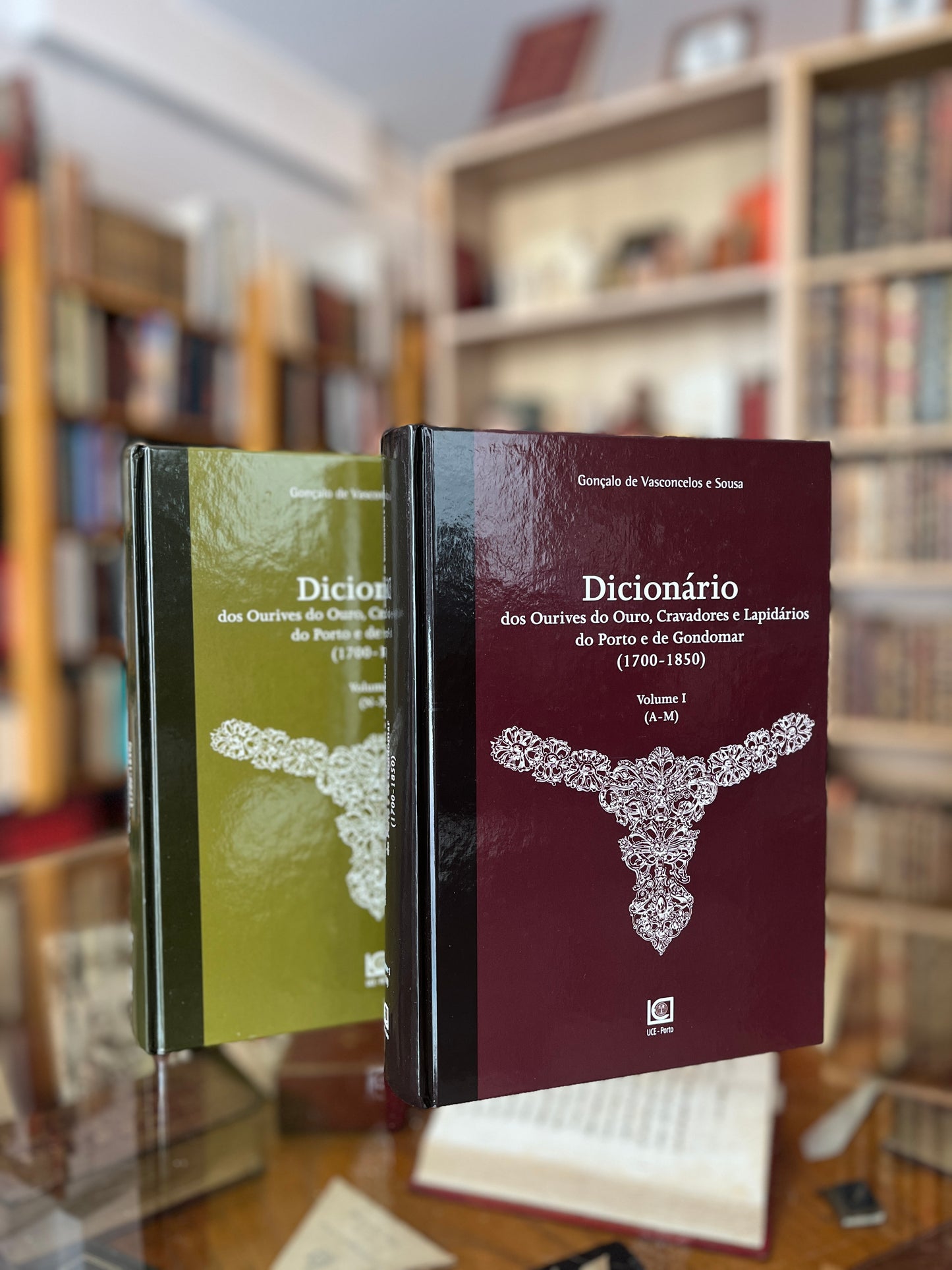 DICIONÁRIO DOS OURIVES DO OURO, CRAVADORES E LAPIDÁRIOS DO PORTO