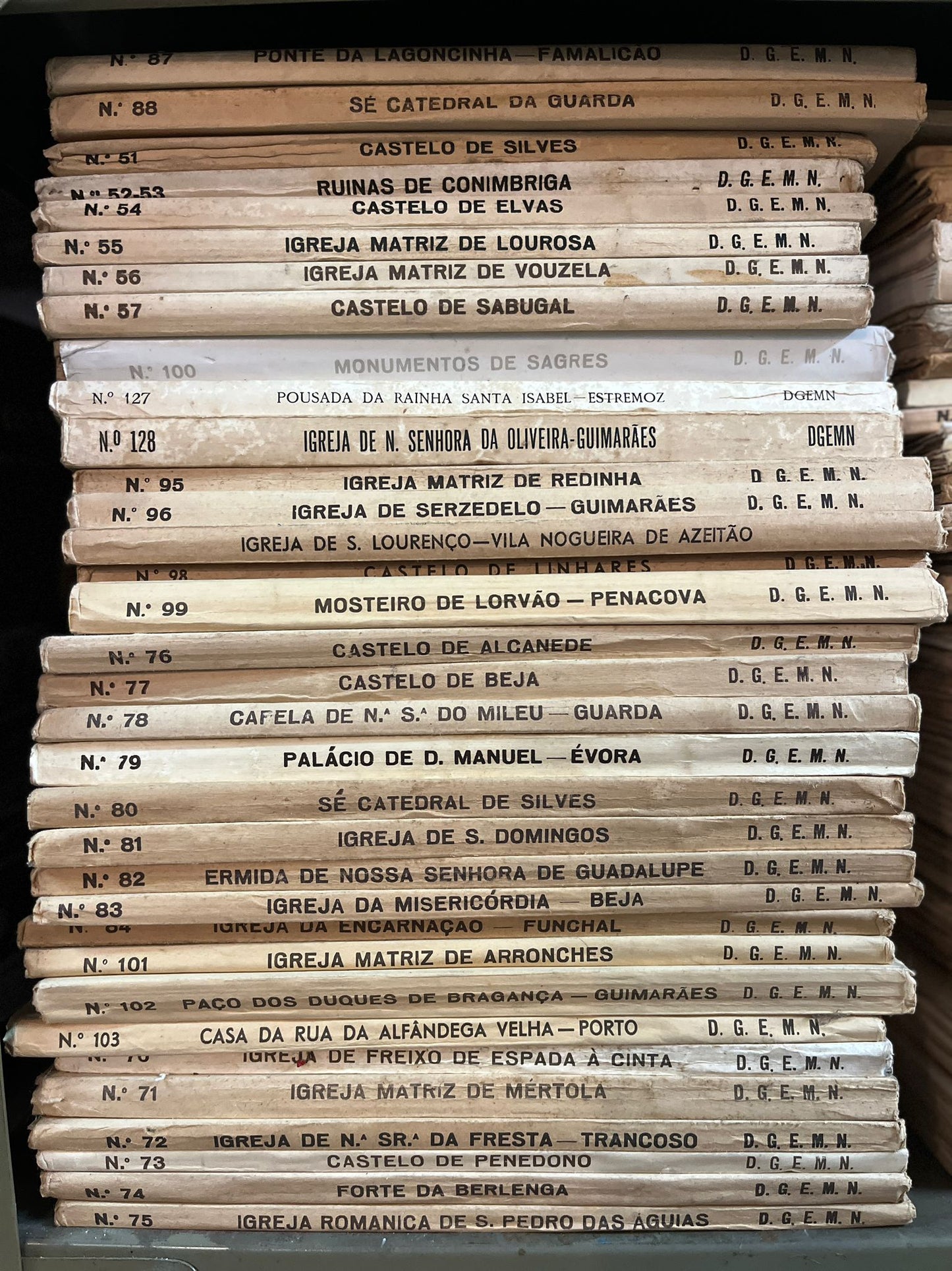 BOLETIM DA DIRECÇÃO GERAL DOS EDÍFICIOS E MONUMENTOS NACIONAIS