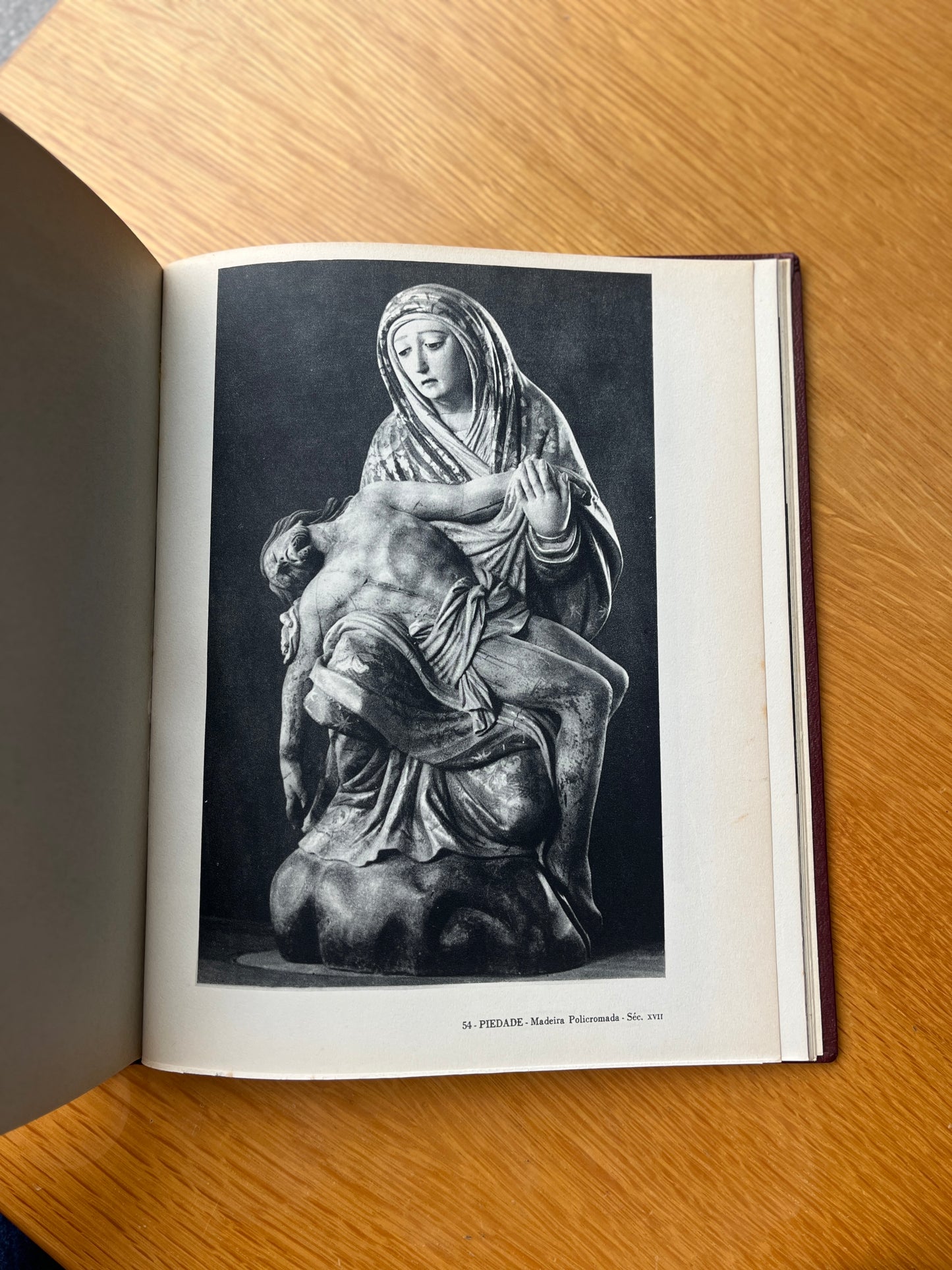 CRISTO, TAL COMO OS PINTORES, ESCULTORES E POETAS PORTUGUESES O VIRAM