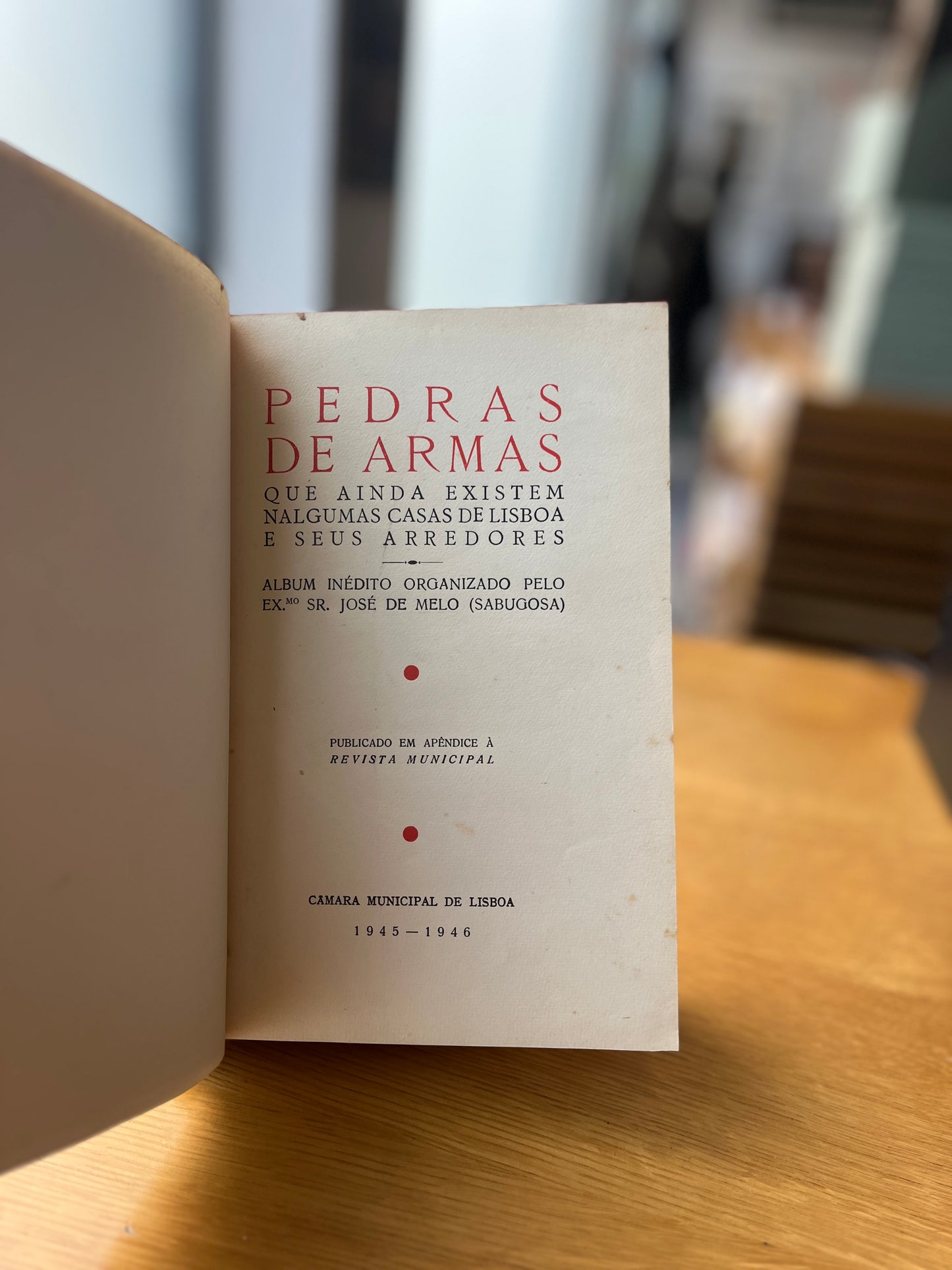 PEDRAS DE ARMAS QUE AINDA EXISTEM N'ALGUMAS CASAS DE LISBOA E SEUS ARREDORES.