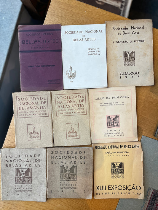 SOCIEDADE NACIONAL DE BELAS-ARTES — CONJUNTO DE 9 CATÁLOGOS DE EXPOSIÇÕES (1911-1957)
