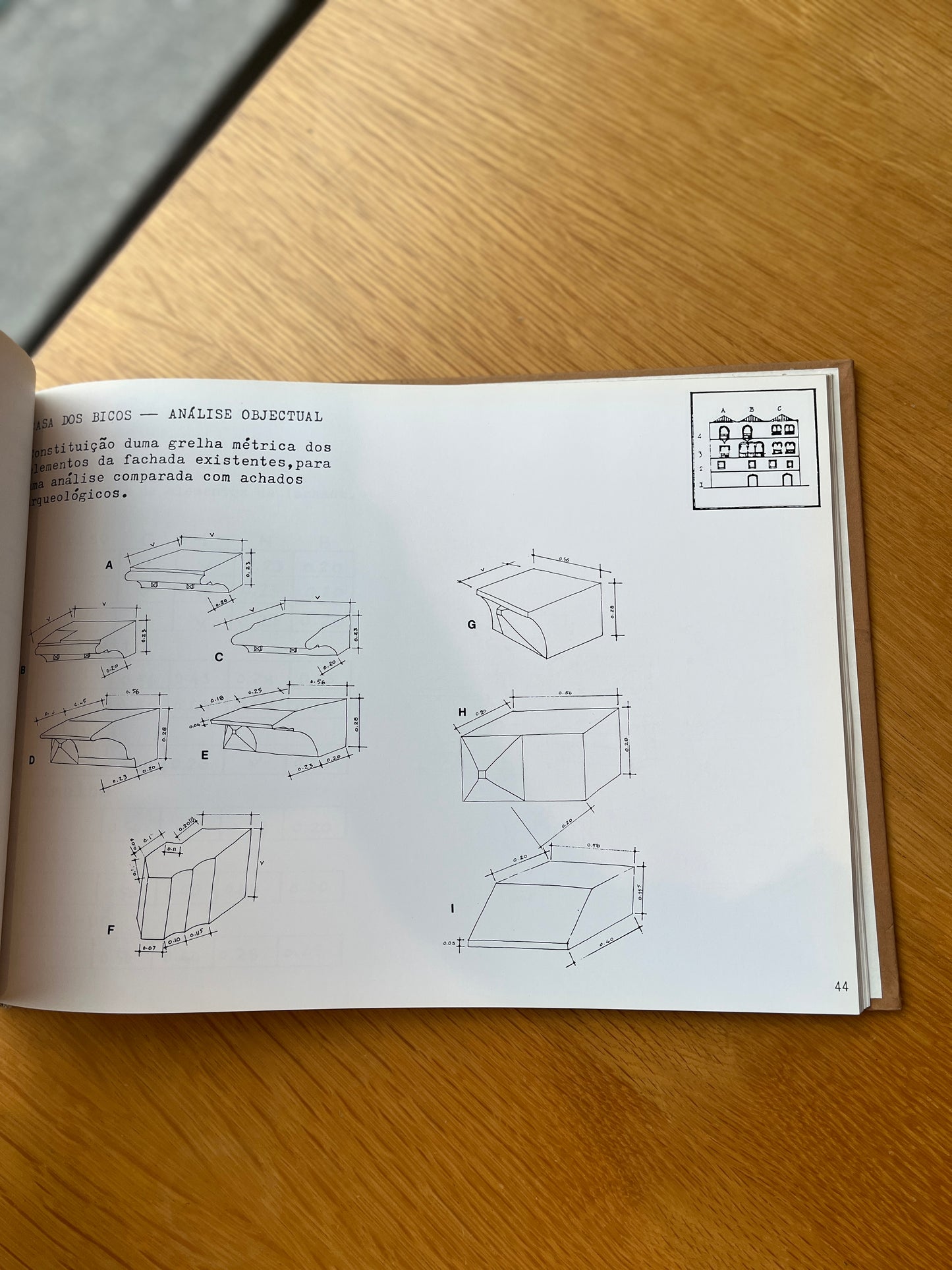 ELEMENTOS PARA UM ESTUDO DA CASA DOS BICOS