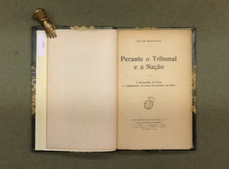 PERANTE O TRIBUNAL E A NAÇÃO