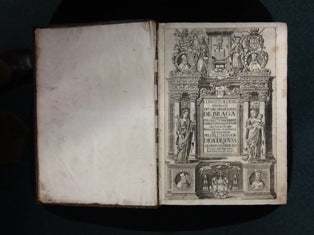 ORDENADAS NO ANNO DE 1639. / PELO ILLUSTRISSIMO SENHOR ARCEBISPO/ D. SEBASTIÃO DE MATOS/ E NORONHA: / E MANDADAS IMPRIMIR A PRIMEIRA VEZ/ PELO ILLUSTRISSIMO SENHOR D. JOÃO DE SOUSA, / ARCEBISPO &