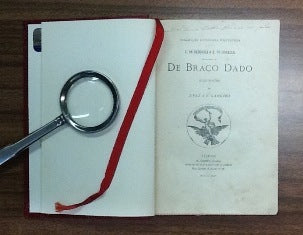 DE BRAÇO DADO.