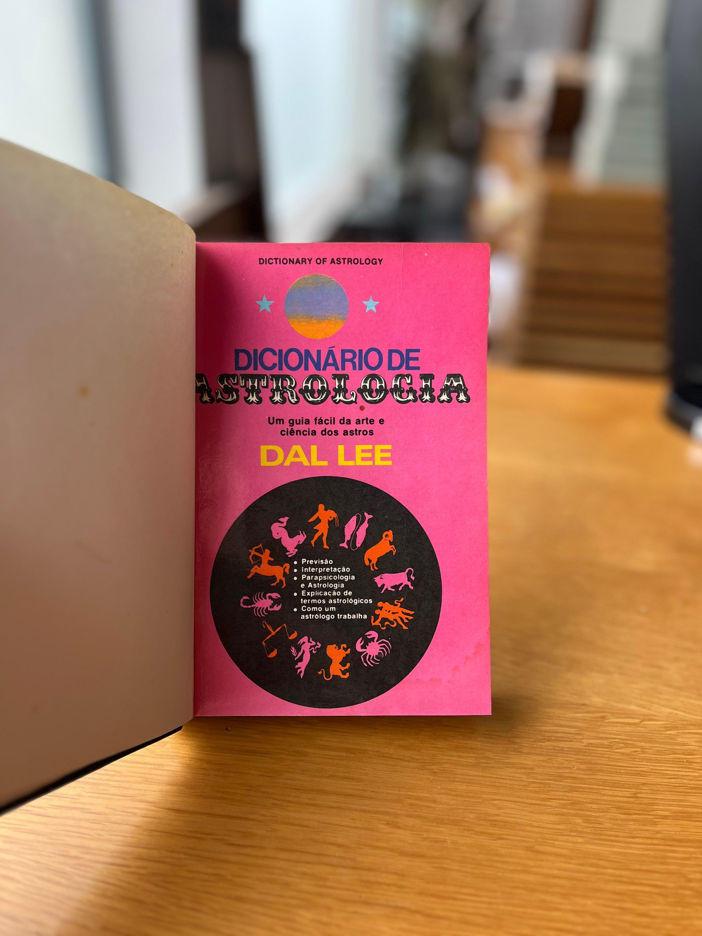 DICIONÁRIO DE ASTROLOGIA - UM GUIA FÁCIL DA ARTE E CIÊNCIA DOS ASTROS