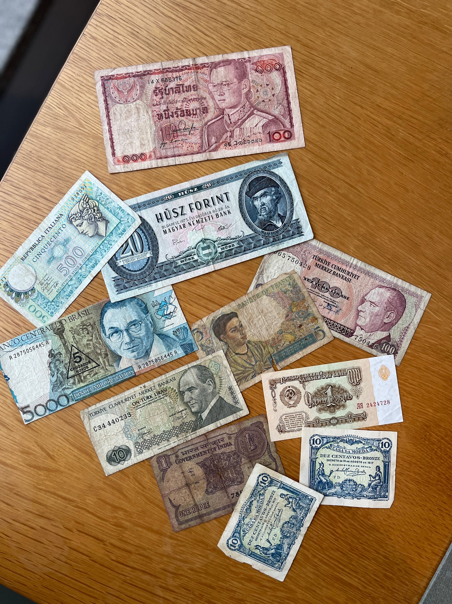 NOTAFILIA — LOTE INTERNACIONAL DE 13 NOTAS (SÉC. XX)