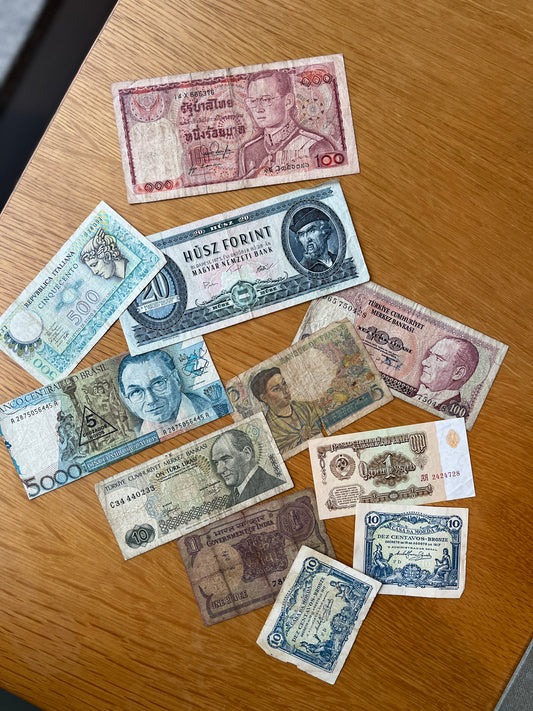 NOTAFILIA — LOTE INTERNACIONAL DE 13 NOTAS (SÉC. XX)